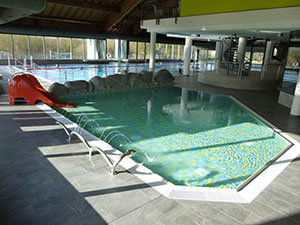 Schwimmhalle - Kinderbecken mit kleinem Rutschen-Elefant